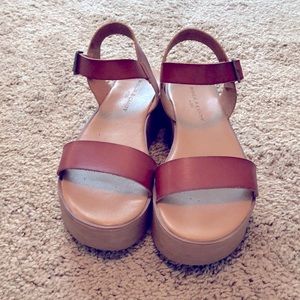 Go-to Platform Sandals